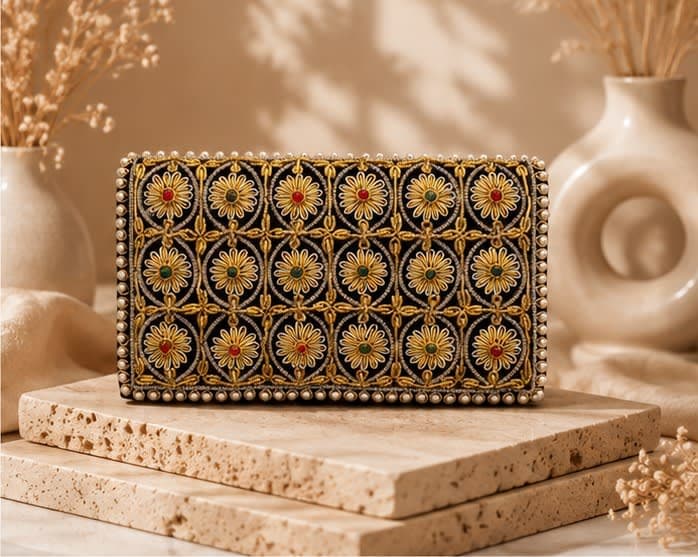 Margherita Daisy Box Clutch
